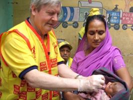 Gareth Cheesman immunises a child in India